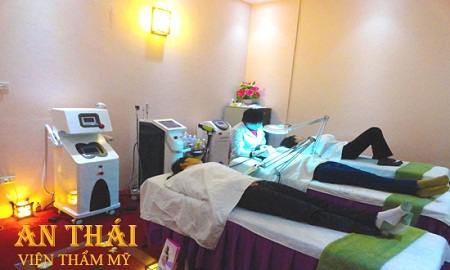 Hình ảnh khách hàng đang được trị nám tại Thẩm mỹ viện An Thái bằng công nghệ Laser mới