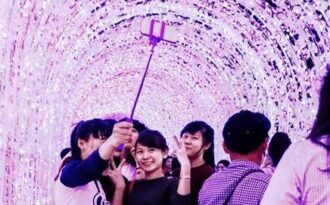 Lễ hội Giáng sinh lạnh đột ngột giữa Sài Gòn