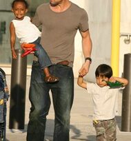 Theo chân nhà Brangelina đi thăm bảo tàng