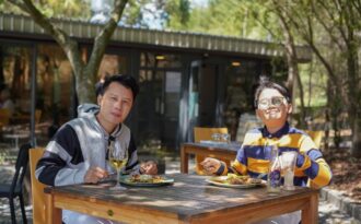 Hoàng Bách dạy con về tình yêu thiên nhiên ở New Zealand