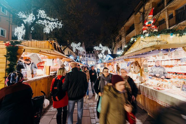  Với các gian hàng được trang trí như một phiên chợ Noel ở Châu Âu, bạn sẽ được trải nghiệm không khí lễ hội ấm áp, nhộn nhịp bên những người thân yêu 