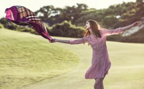 Sắc màu Burberry lung linh trong nắng