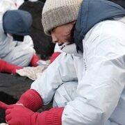 Bi (Rain) không ngại lấm lem bùn đất làm… từ thiện!