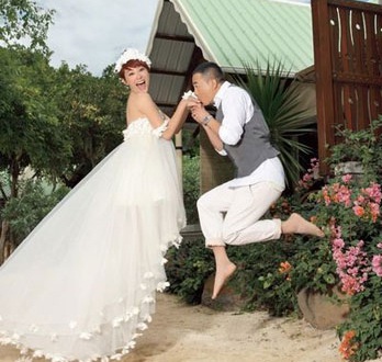 Ngôi sao “Tinh võ môn” tung ảnh trăng mật