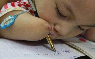 “Nick ngoại” tiếp thêm khát vọng cho cô bé “Nick nội”