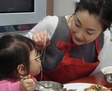 “Người đẹp khóc” Choi Ji Woo học cách… làm mẹ!