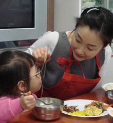 “Người đẹp khóc” Choi Ji Woo học cách… làm mẹ!