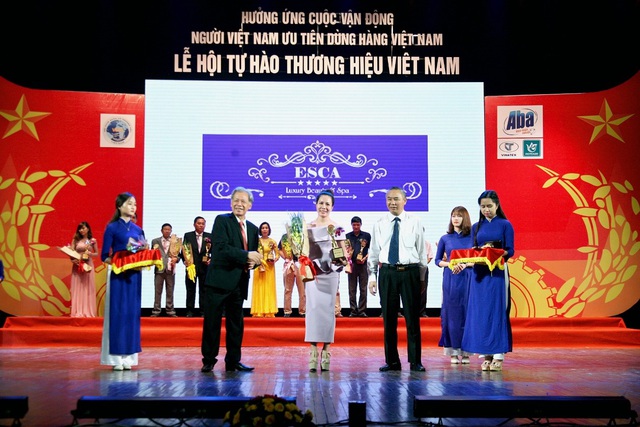 Chị Thu Anh trong lễ trao giải Thương Hiệu Việt Nam