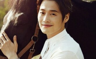 “Hoàng tử nụ cười” Kim Jae Won hóa thám tử lạnh lùng