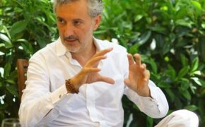 Đại sứ Ý ăn kem ngay trên đường phố thủ đô