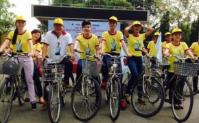 Hàng trăm ca sỹ, sinh viên đạp xe với chân dung Nick Vujicic trên ngực