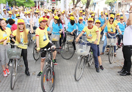 Hứng khởi buổi roadshow đạp xe cổ vũ nghị lực Việt