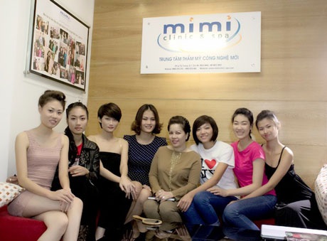 Chị Diễm Hằng cùng dàn thí sinh Next top model mùa giải 2012