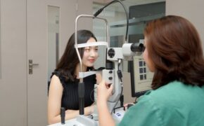 Bệnh nhân phẫu thuật tật khúc xạ mắt được hỗ trợ đến 49% chi phí tại ngày hội Shining Days