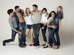 Thời trang hàng hiệu bắt tay giảm giá