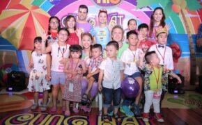 Bất chấp trời mưa, fan nhí vẫn lấp kín sân khấu Hi5 mall-show