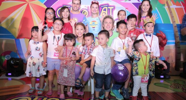 Bất chấp trời mưa, fan nhí vẫn lấp kín sân khấu Hi5 mall-show