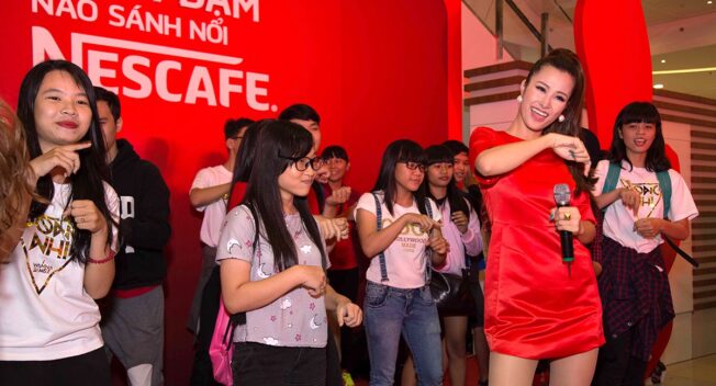 Đông Nhi cùng nhiều bạn trẻ hòa mình vào Vũ điệu Sánh Đậm