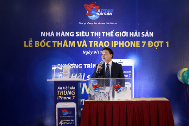 Ông Trần Hanh – Phó TGĐ phụ trách khối nhà hàng Thế Giới Hải Sản đang gửi lời tri ân tới khách hàng