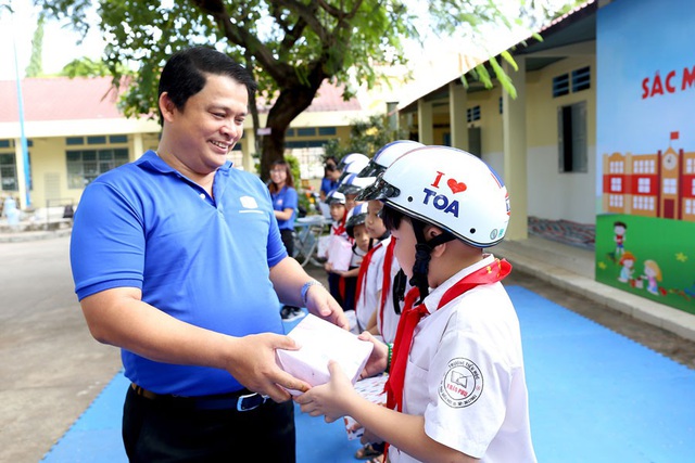 Các em học sinh có hoàn cảnh khó khăn nhận quà từ chương trình