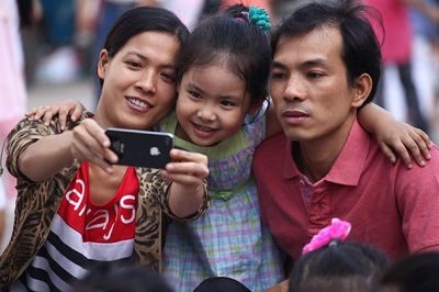 Thanh Thúy và bé Cà Phê cũng góp mặt. Bé Cà Phê nghịch ngợm bên cạnh mẹ Thúy nhí nhảnh.