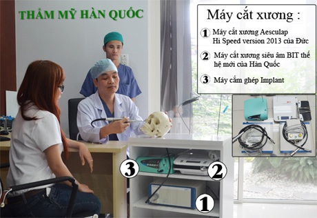 Dr Thùy Dương đang kiểm tra răng miệng cho bệnh nhân trước khi phẫu thuật