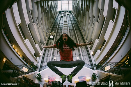 Steve Aoki mặc dù đã hơn 30 tuổi nhưng lúc nào cũng rất “nhí nhảnh”