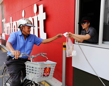 Những hình ảnh cực kỳ đáng yêu của “bông hồng lai” Hari Won tại quầy Drive-thru