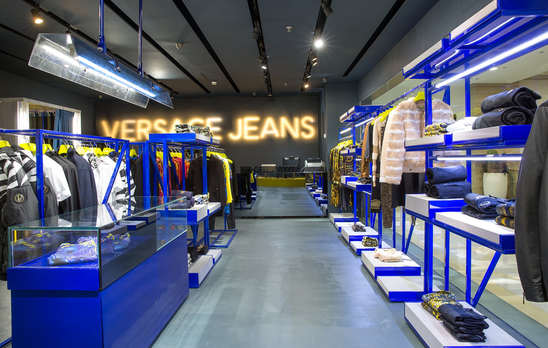 Versace Jeans giới thiệu BST xuân hè 2015 tại Union Square