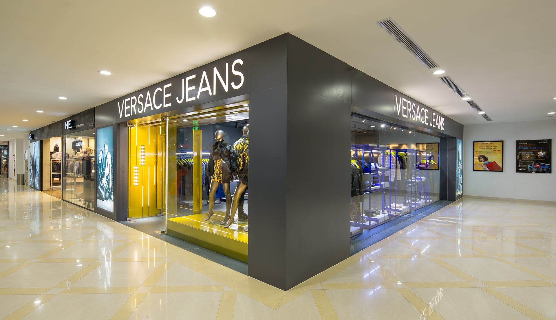 Versace Jeans giới thiệu BST xuân hè 2015 tại Union Square