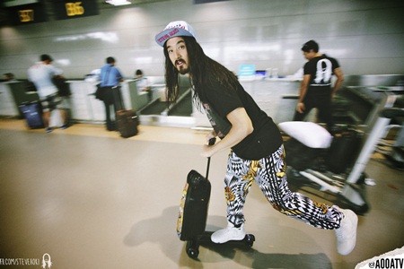 Steve Aoki mặc dù đã hơn 30 tuổi nhưng lúc nào cũng rất “nhí nhảnh”