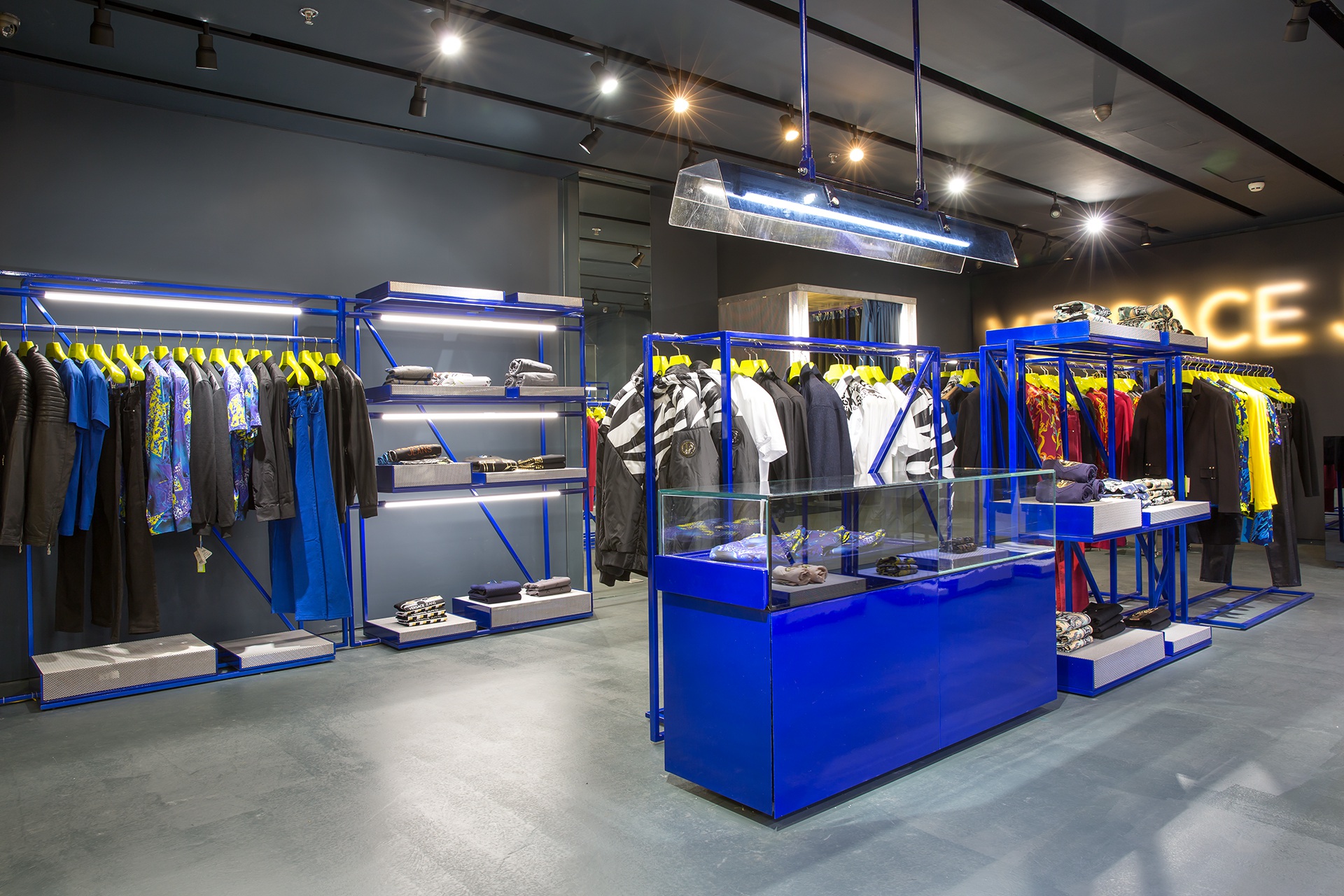 Versace Jeans giới thiệu BST xuân hè 2015 tại Union Square