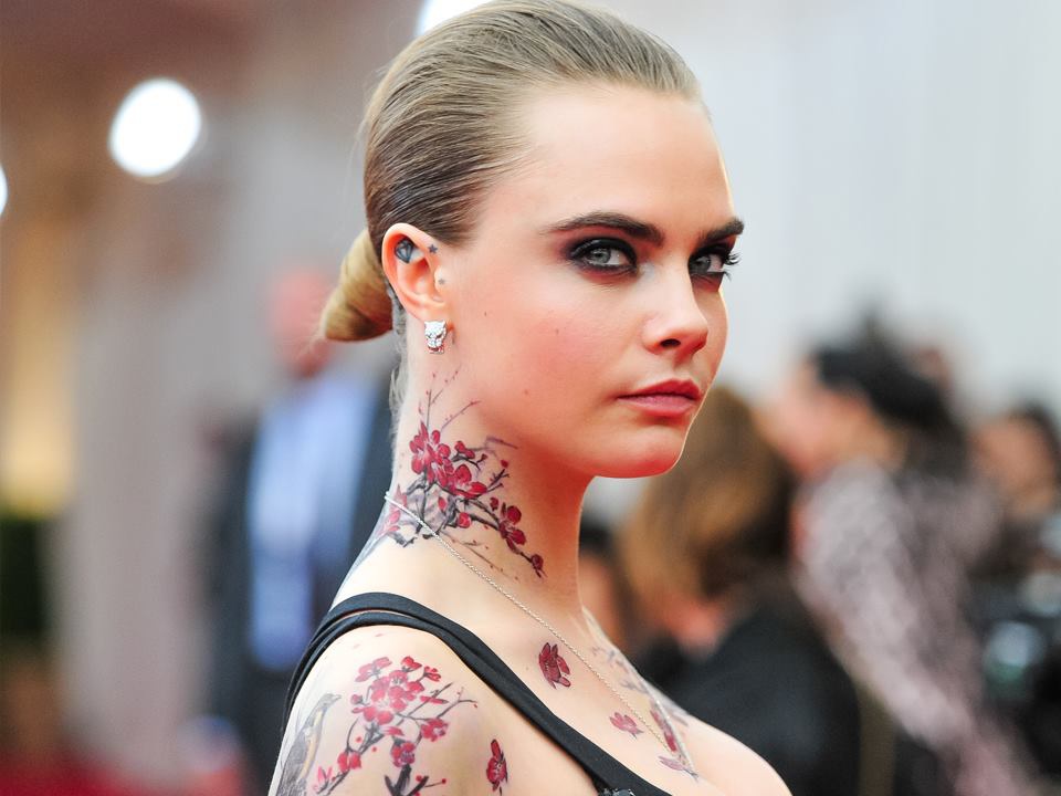 Cara Delevingne đeo hoa tai đính kim cương và ngọc lục bảo thuộc bộ sưu tập Panthère de Cartier