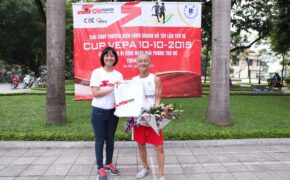 Cụ ông gần 80 tuổi chinh phục thử thách chạy vòng quanh Hồ Tây