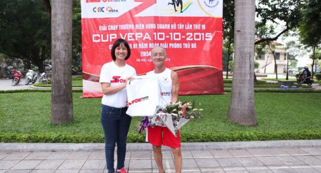 Cụ ông gần 80 tuổi chinh phục thử thách chạy vòng quanh Hồ Tây