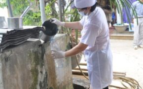 Viện Sức khỏe nghề nghiệp và Môi trường kiểm tra máy lọc nước Karofi đem tặng “làng ung thư”