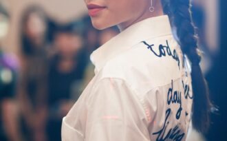 Hà Anh và Phạm Hương đọ tóc tết Fearless cực chất tại The Fashion Show