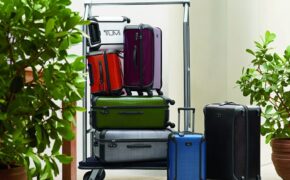 Sôi động mua sắm hàng hiệu giảm giá mạnh từ 50%