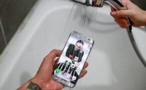 Khi các sao Việt dắt điện thoại đi bơi