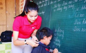 Hoa hậu Phạm Hương giản dị đi thiện nguyện tại Điện Biên