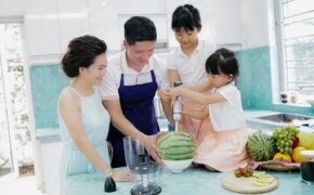 Bình Minh cùng hai công chúa trổ tài vào bếp