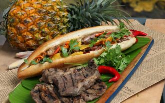 Xôi dẻo, bánh mỳ nóng – quà phố thời hiện đại