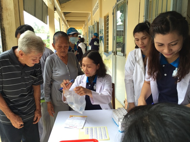 Cái tình và sự tận tâm mà những người thầy thuốc với “trái tim còn xanh” mang theo là hơi ấm lan toả đến bà con trong những ngày mưa lạnh lẽo.