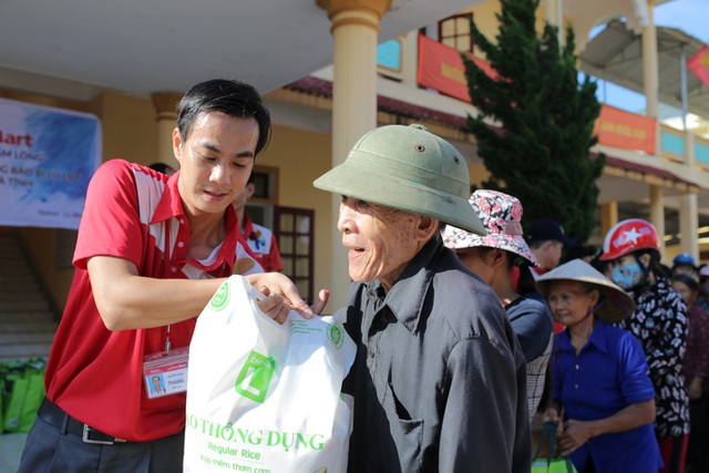 Đại diện LOTTE Mart trao quà cho bà con tại Hà Tĩnh