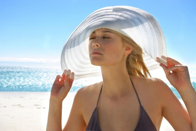 Ánh nắng mặt trời chứa tia cực tím là yếu tố lớn nhất hình thành các nếp nhăn. Tuy nhiên, bạn có thể dùng kem chống nắng chống lại tia UV để giúp bảo vệ da và ngăn ngừa nếp nhăn.