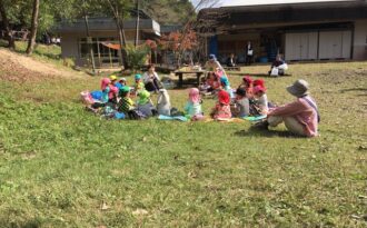 Vì sao mẹ Nhật để trẻ tự do trải nghiệm thiên nhiên?