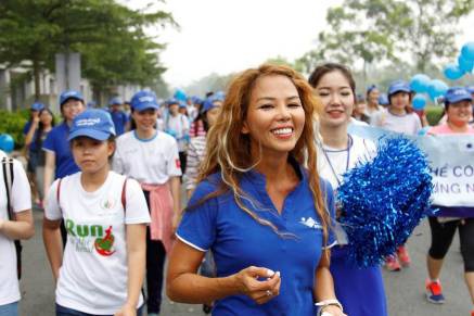 Nữ ca sỹ, huấn luyện viên Thúy Uyên kêu gọi mọi người luyện tập chỉ với 15 phút mỗi ngày để bảo vệ đôi chân khỏe khỏi bệnh suy tĩnh mạch