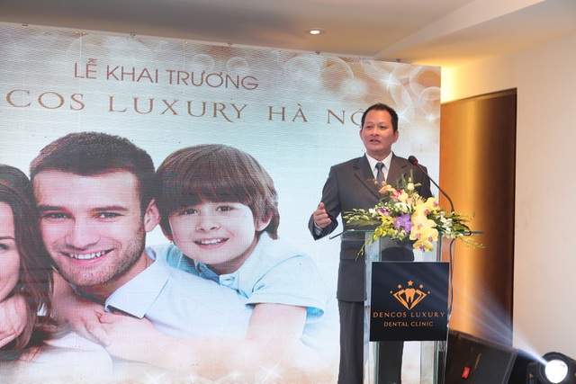 BS. Nguyễn Đức: “Nha khoa Quốc tế Dencos Luxury đáp ứng đòi hỏi chất lượng dịch vụ ở tầm cao hơn hẳn các phòng khám răng thông thường. Đó là làm đẹp răng dễ chịu như đi spa nhờ đội ngũ bác sĩ giỏi nhất, thiết bị đời mới nhất- công nghệ hiện đại nhất”.