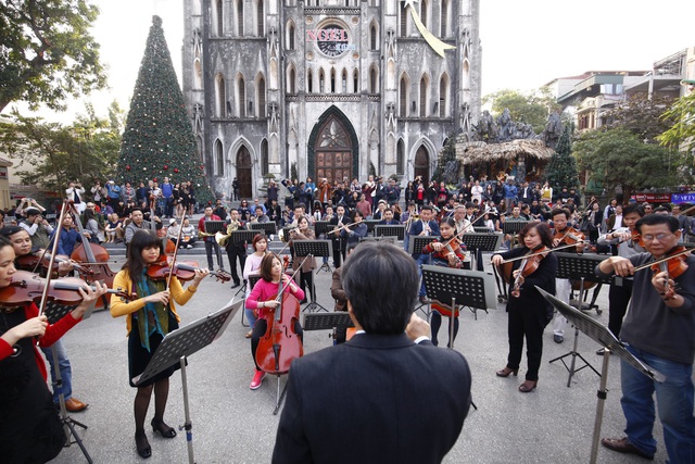 Giao hưởng flashmob diễn ra tại nhà thờ Lớn Hà Nội ngày 28 tháng 12