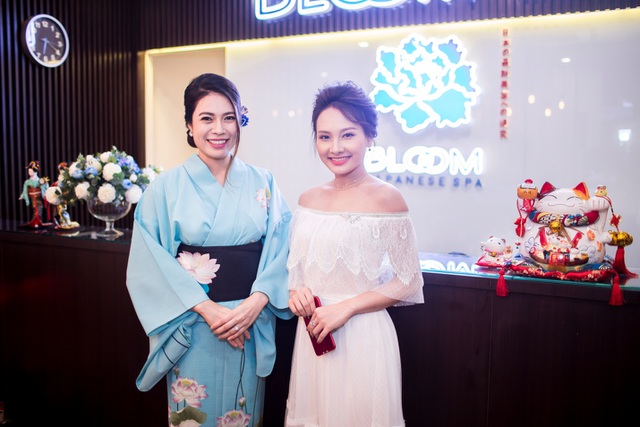 Nàng Vân xinh đẹp rạng rỡ bên cạnh Tổng giám đốc Bloom Spa